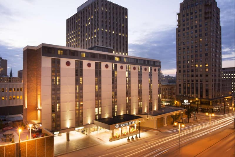 DoubleTree by Hilton Milwaukee Downtown — building