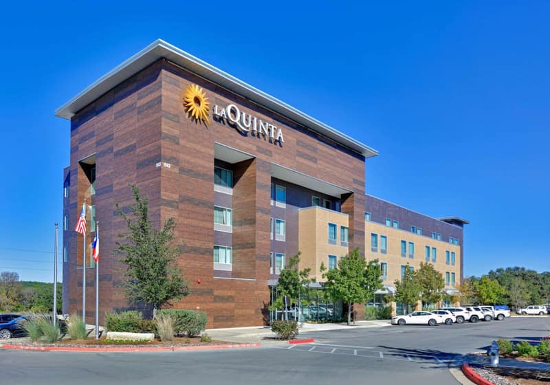 La Quinta Inn & Suites by Wyndham Lakeway — building