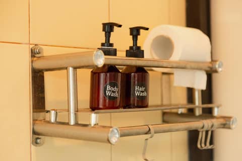 Suardana Inn's — bathroom