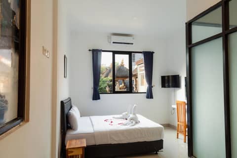 Suardana Inn's — hotel room