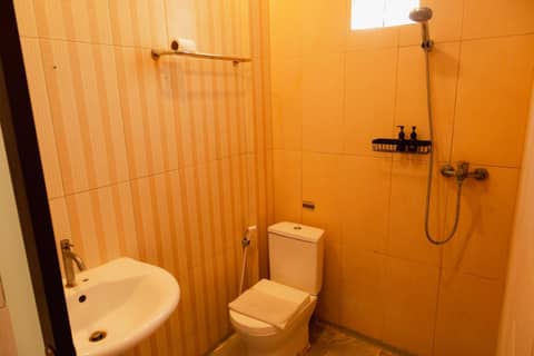 Suardana Inn's — bathroom