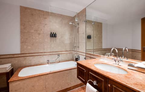 Lindner Hotel Frankfurt Main Plaza, part of JdV by Hyatt — bathroom