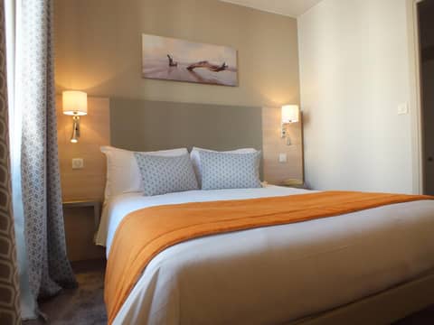 Hotel Du Midi — hotel room