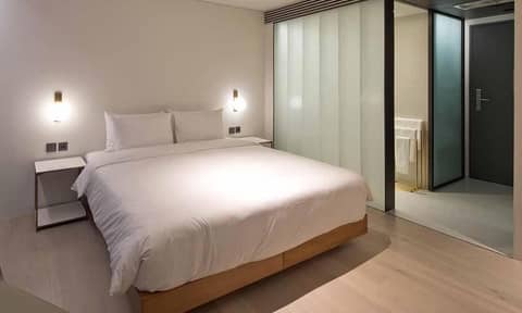 Cont Hotel — hotel room
