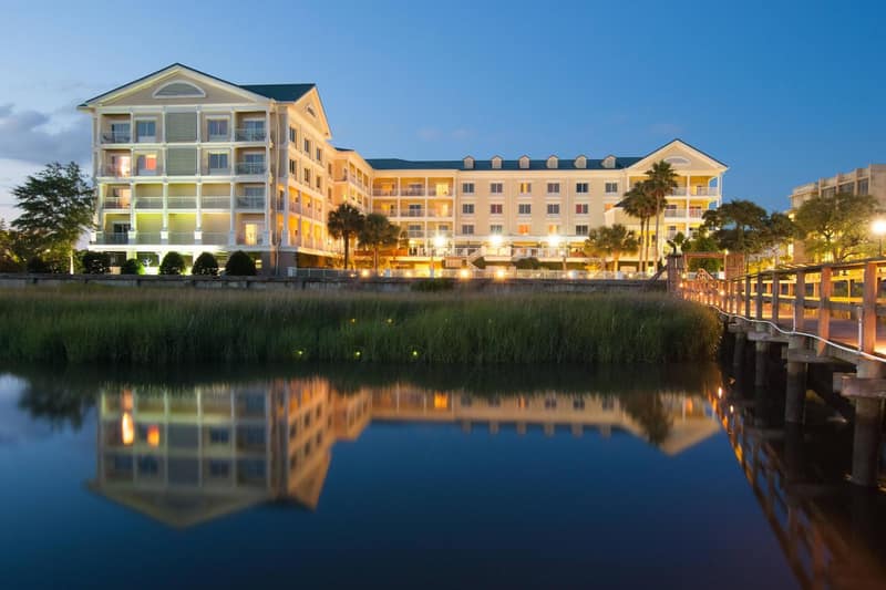 Courtyard Charleston Waterfront — building