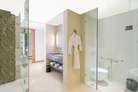 Courtyard by Marriott Agra — bathroom