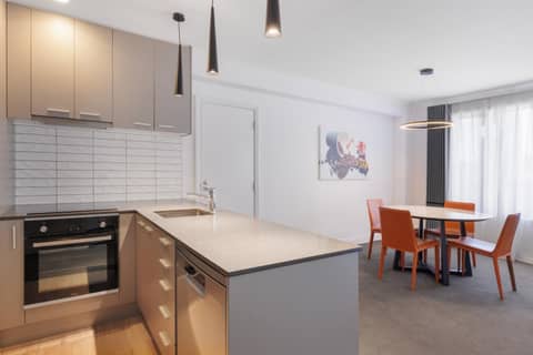 Adina Citylife Auckland — kitchen