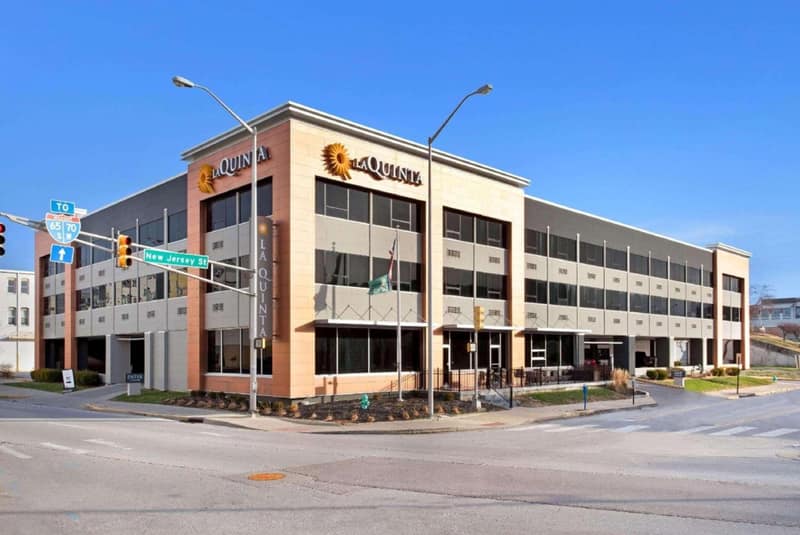 La Quinta Inn & Suites by Wyndham Indianapolis Downtown — building