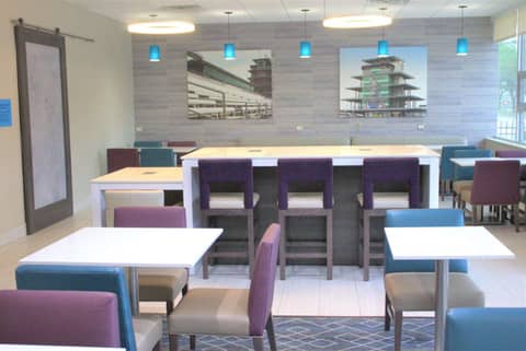 La Quinta Inn & Suites by Wyndham Indianapolis Downtown — photo 2