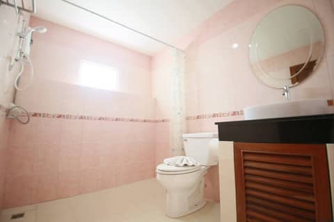 Pintree Service Apartment Pattaya — bathroom