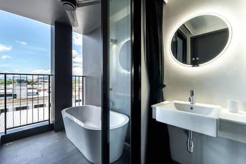 Blu Monkey Hub & Hotel Krabi Town — bathroom