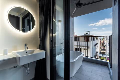 Blu Monkey Hub & Hotel Krabi Town — bathroom