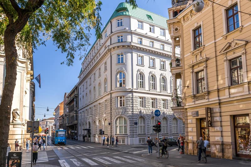 Hotel Capital — building
