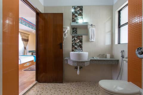 Hotel Yukhang — bathroom