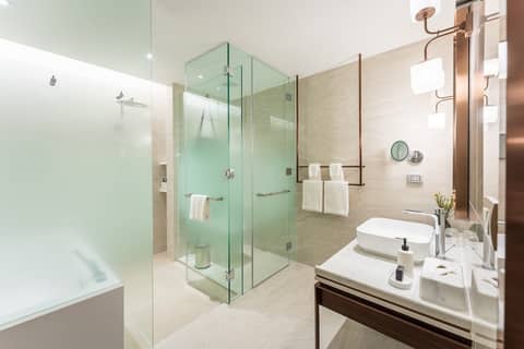 SILQ Hotel And Residence — bathroom