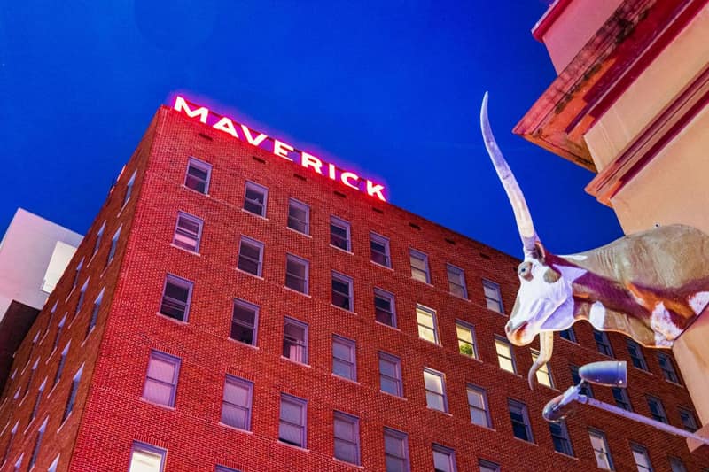 The Maverick, powered by Placemakr - River Walk — building
