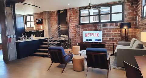 The Maverick, powered by Placemakr - River Walk — hotel room