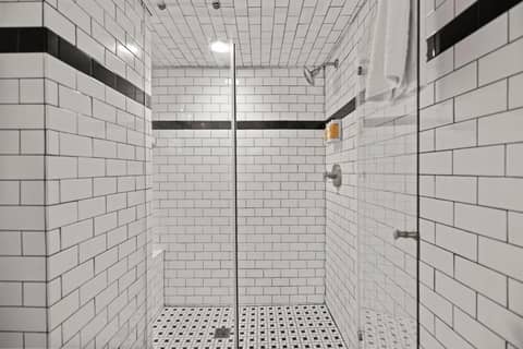 The Maverick, powered by Placemakr - River Walk — bathroom