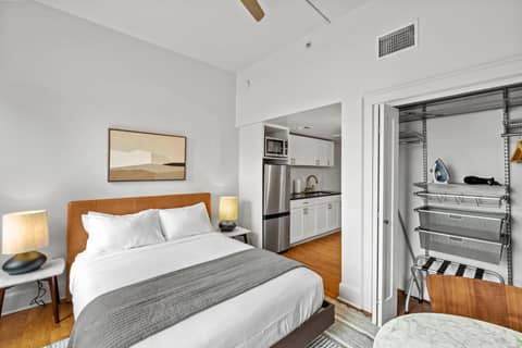 The Maverick, powered by Placemakr - River Walk — hotel room