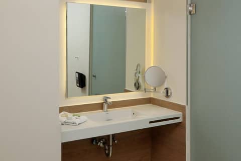 City Express Plus by Marriott Monterrey Centro — bathroom