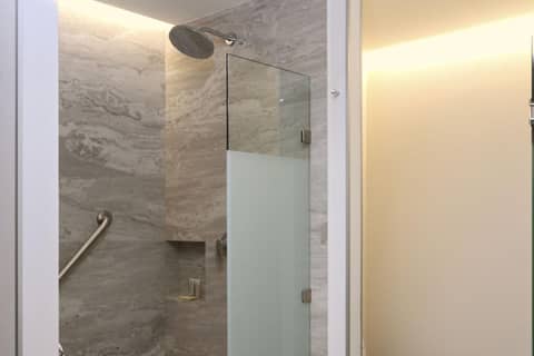 City Express Plus by Marriott Monterrey Centro — bathroom