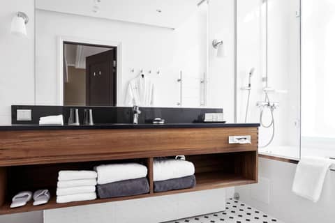 Hotel Haven — bathroom