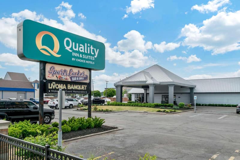 Quality Inn & Suites Livonia - Detroit — building