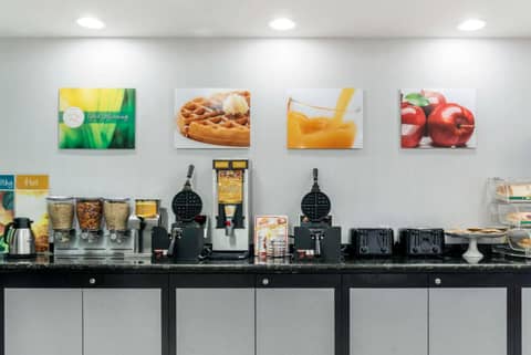 Quality Inn & Suites Livonia - Detroit — photo 2