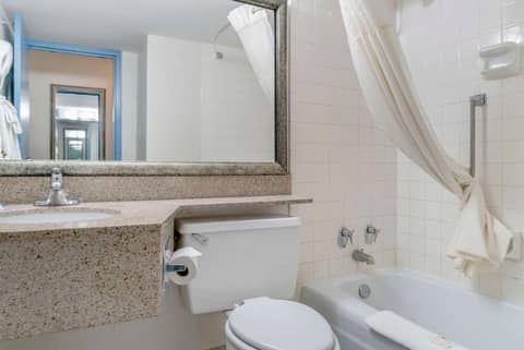 Quality Inn & Suites Livonia - Detroit — photo 3