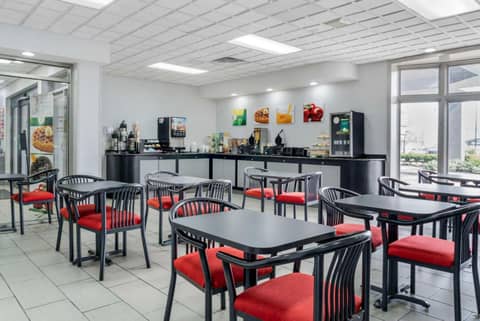 Quality Inn & Suites Livonia - Detroit — photo 8