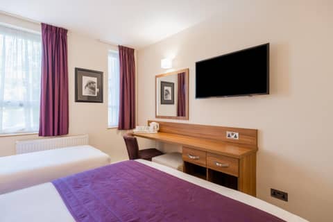 Quality Hotel Hampstead — hotel room