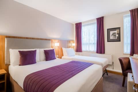 Quality Hotel Hampstead — hotel room