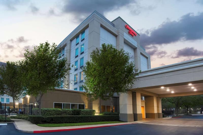 Hampton Inn Houston Near the Galleria — building