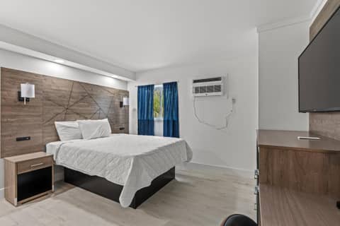 Fin's Inn — hotel room