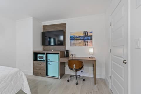 Fin's Inn — hotel room