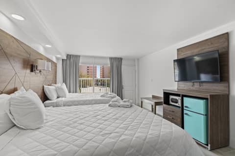 Fin's Inn — hotel room