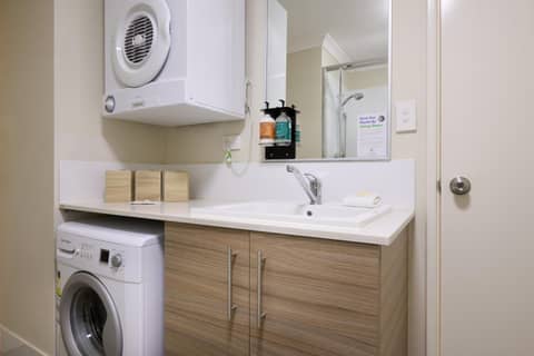 Airport Apartments by Vetroblu — bathroom