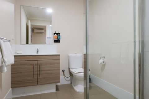 Airport Apartments by Vetroblu — bathroom