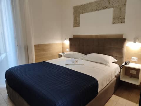 Ideal City Walk — hotel room
