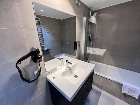 Best Western Hotel Royal Centre — bathroom