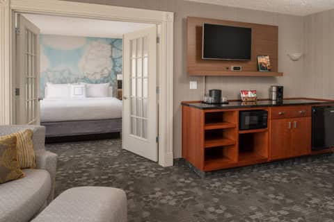 Courtyard by Marriott Portland Airport — hotel room