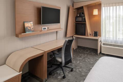 Courtyard by Marriott Portland Airport — hotel room