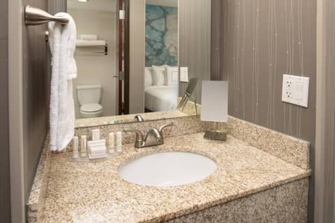 Courtyard by Marriott Portland Airport — bathroom