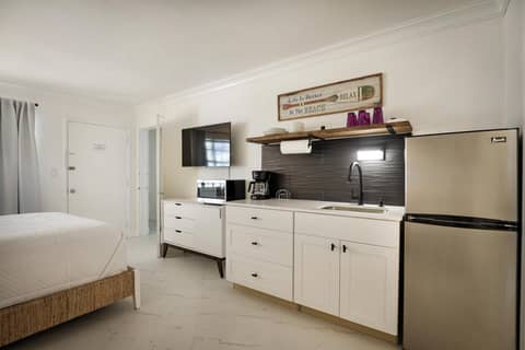La Mer Suites — hotel room