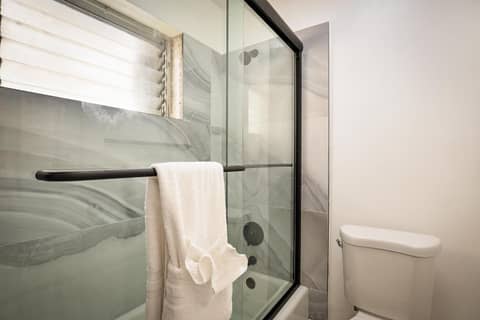 La Mer Suites — bathroom