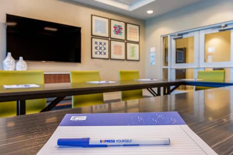 Holiday Inn Express & Suites - Phoenix Dwtn - State Capitol by IHG — photo 4