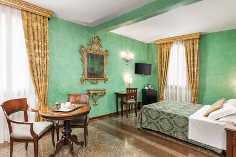 Hotel Marconi — hotel room