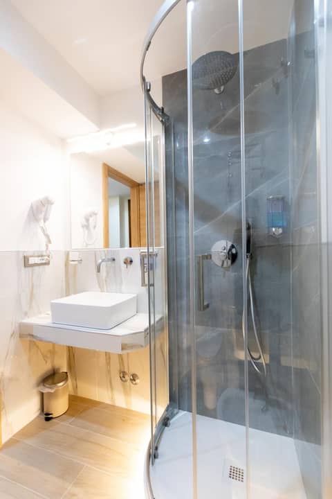 Hotel Maximus — bathroom