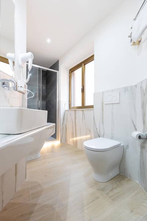 Hotel Maximus — bathroom