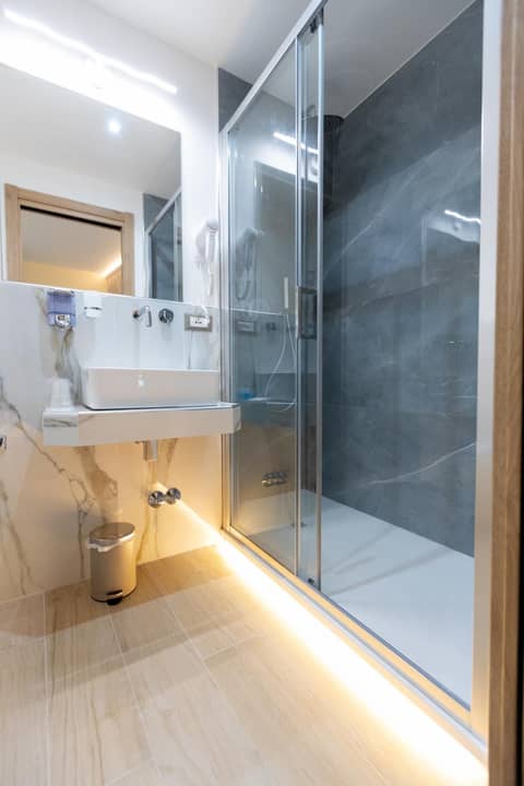 Hotel Maximus — bathroom